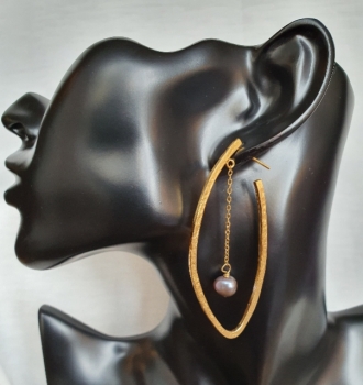 Earring made from brass, goldplated with black pearl