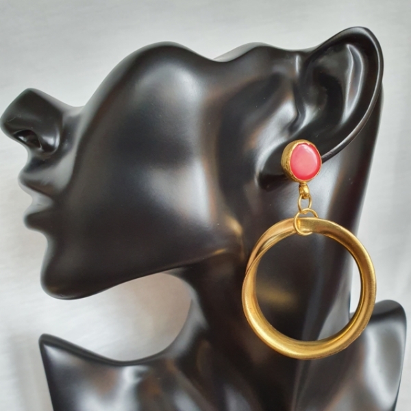 Earring made from brass, goldplated with coral