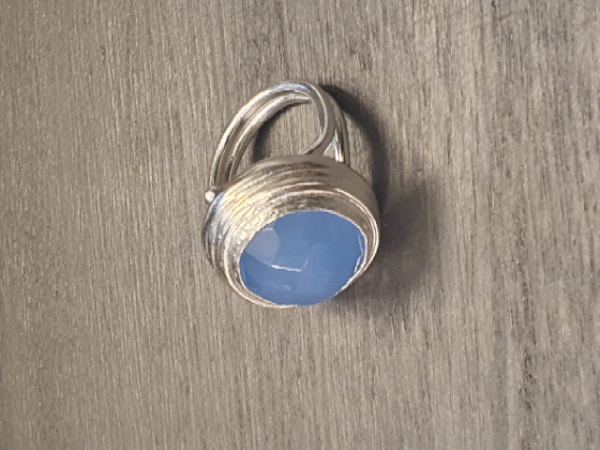 Ring aus Messing versilbert, blauer Chalcedon