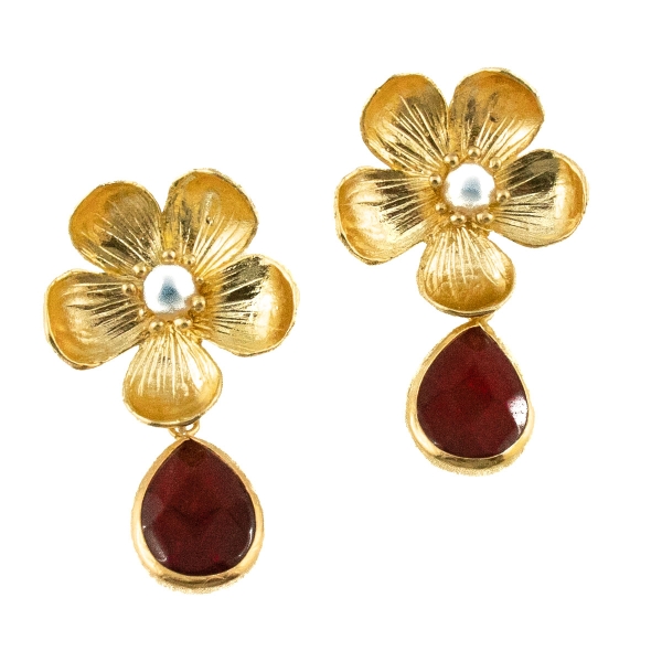 Earring made from brass, goldplated with pearl and Ruby