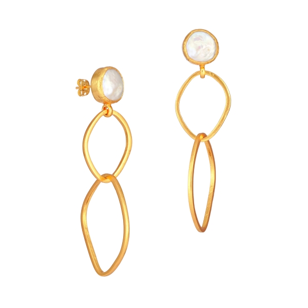 Earring made from brass, goldplated, coral