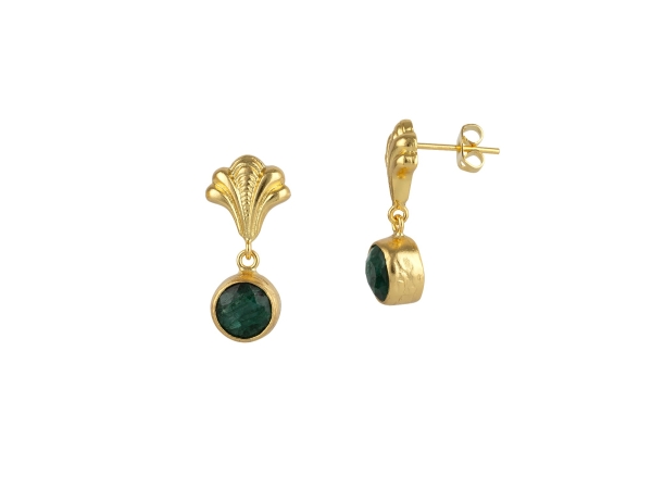 Earring made from brass, goldplated, emerald