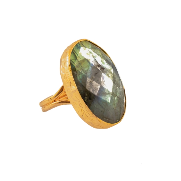 Ring made from brass, goldplated, with large Labradorite